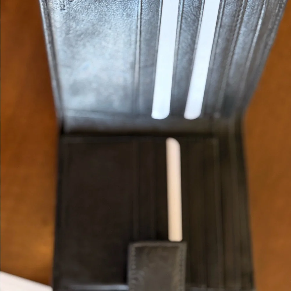 Gucci Black Embossed Leather Card Case with Gold Bow Accents - Picture 4 of 4